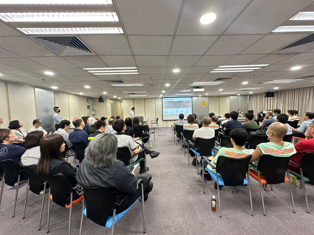 眼科專科醫生 — 方若盈醫生為城巴員工分享職場護眼與職安健知識。